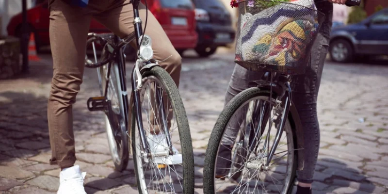 centrowanielow-section-couple-standing-with-bicycles-street-1